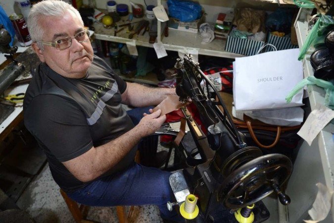 Sapateiro Antônio Camurça, 63, retomou movimento após a pandemia da covid-19 - (crédito: Marcelo Ferreira/CB/D.A Press) Sapateiro Antônio Camurça, 63, retomou movimento após a pandemia da covid-19 - (crédito: Marcelo Ferreira/CB/D.A Press)