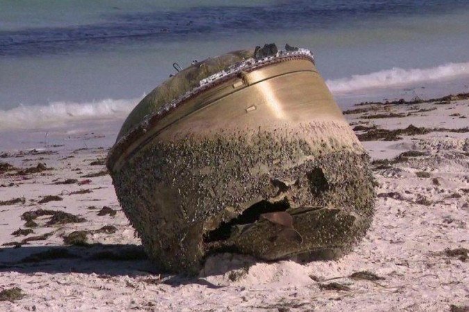 O misterioso objeto apareceu em praia na costa oeste da Austrália - (crédito: Reprodução/Reuters) O misterioso objeto apareceu em praia na costa oeste da Austrália - (crédito: Reprodução/Reuters)