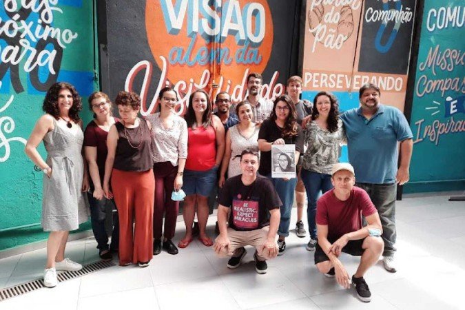 Equipe da Associação Compassiva. Presidente Caetano está abaixo de camisa vinho  