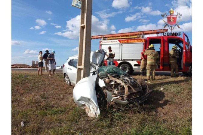 Veículo ficou completamente destruído após o acidente. - (crédito: Dvulgação/CBMDF) Veículo ficou completamente destruído após o acidente. - (crédito: Dvulgação/CBMDF)