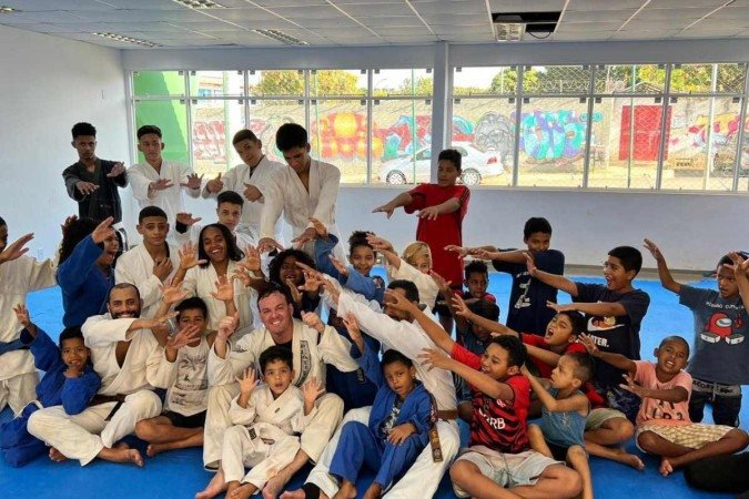Professor Augusto Moreira com alunos do projeto BSB JJ -  (crédito: Arquivo pessoal)