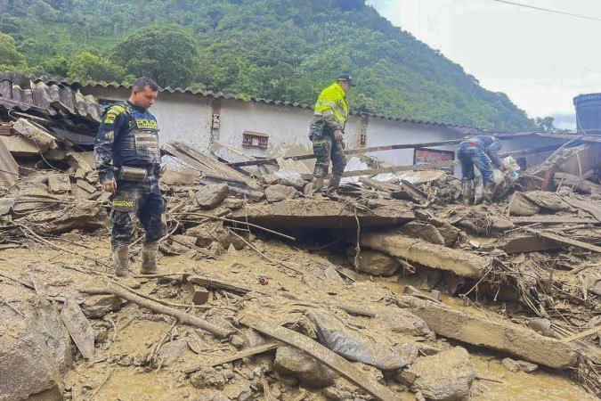 Esta foto divulgada pela Polícia Nacional da Colômbia mostra equipes de resgate trabalhando no local de um deslizamento de terra no município de Quetame - (crédito: HANDOUT / COLOMBIAN POLICE / AFP) Esta foto divulgada pela Polícia Nacional da Colômbia mostra equipes de resgate trabalhando no local de um deslizamento de terra no município de Quetame - (crédito: HANDOUT / COLOMBIAN POLICE / AFP)