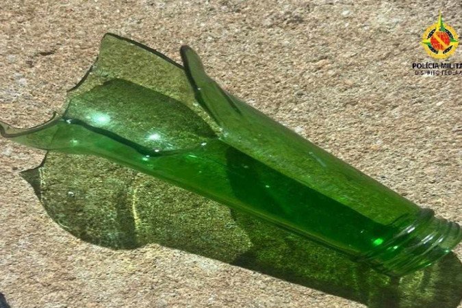 Com uma garrafa de vidro quebrada, homem invade escola na Estrutural
- (crédito: PMDF) Com uma garrafa de vidro quebrada, homem invade escola na Estrutural
- (crédito: PMDF)