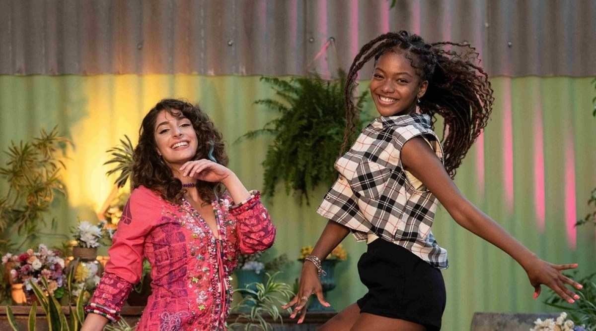 Cena do filme "Vicky e a musa", musical do Globoplay, 2023