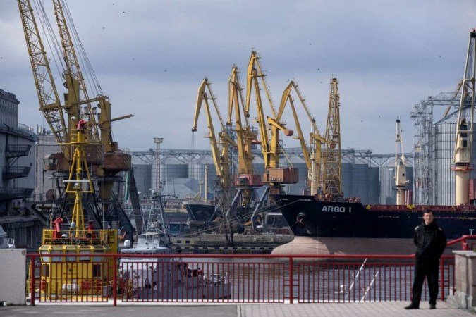 Graneleiro atracado no porto ucraniano de Chornomorsk, em abril ado: Moscou condiciona retomada de acordo para exportação de cereais a cumprimento de exigências
- (crédito: AFP) Graneleiro atracado no porto ucraniano de Chornomorsk, em abril ado: Moscou condiciona retomada de acordo para exportação de cereais a cumprimento de exigências
- (crédito: AFP)