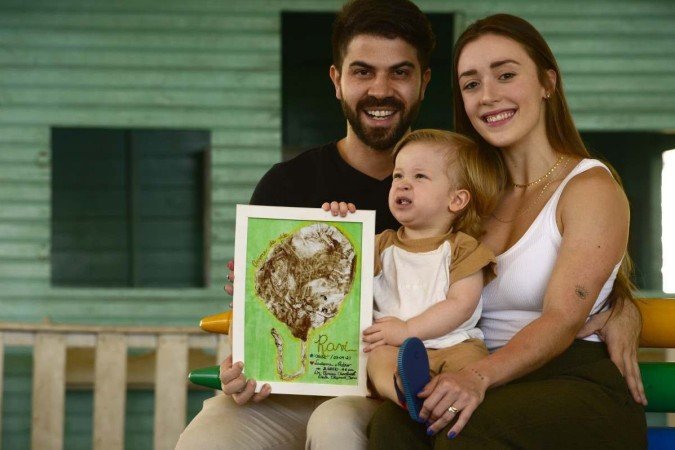 Pedro Caixeta e Luciana Olivé ganharam uma arte da placenta em que o filho Ravi ficou por 9 meses - (crédito: Carlos Vieira) Pedro Caixeta e Luciana Olivé ganharam uma arte da placenta em que o filho Ravi ficou por 9 meses - (crédito: Carlos Vieira)