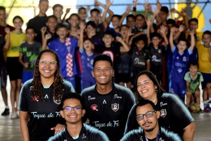 Equipe da escolinha Toque de Fé. Ao centro, Renato Buiu e à direita, Suelle Cirqueira. Eles são os idealizadores