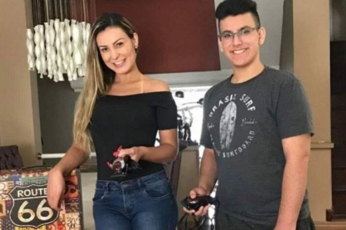 Filho de Andressa Urach é quem produz conteúdo da mãe para OnlyFans - (crédito: Reprodução/Instagram) Filho de Andressa Urach é quem produz conteúdo da mãe para OnlyFans - (crédito: Reprodução/Instagram)