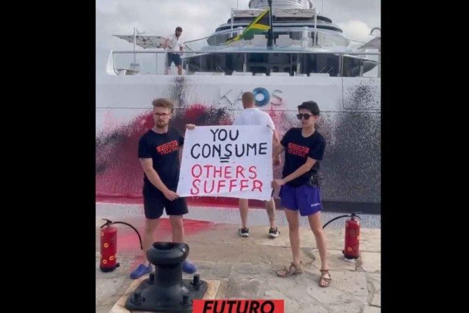 Ativistas ambientais vandalizam iate de filha do nodo no Walmart - (crédito: Reprodu??o redes sociais) Ativistas ambientais vandalizam iate de filha do nodo no Walmart - (crédito: Reprodu??o redes sociais)