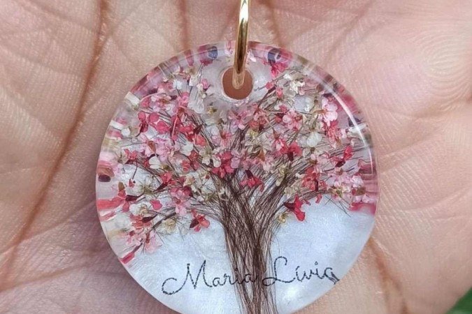 A árvore da vida foi o desenho escolhido por Ranina na hora de fazer o pingente