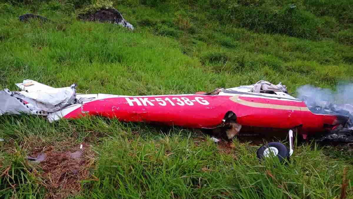 Um pequeno avião caiu em uma fazenda no departamento de Boyaca deixando seis mortos, incluindo cinco políticos -  (crédito: Reprodução/Redes Sociais)