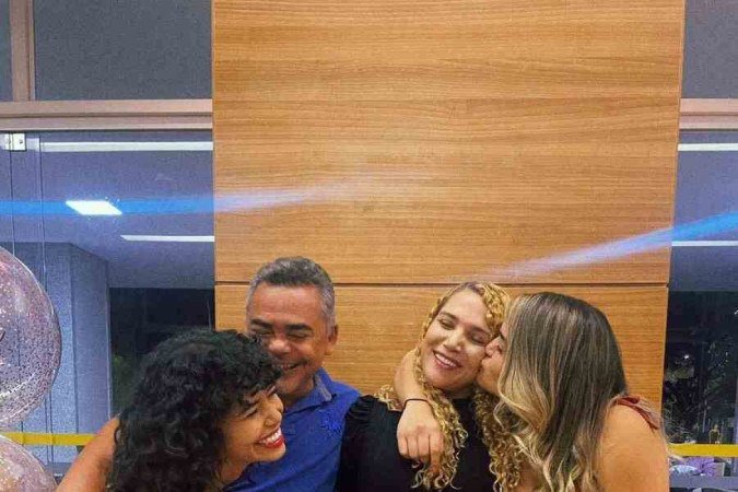 A primeira tatuagem de   Alves foi tirada de uma foto feita no aniversário da mãe