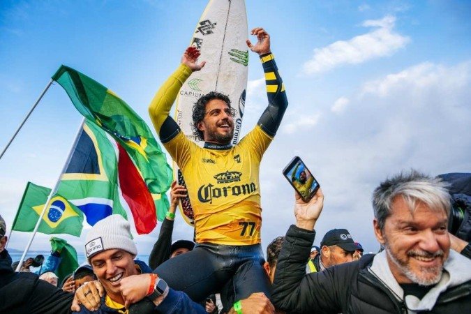 Filipinho comemora o terceiro título em J-Bay e o terceiro caneco na temporada 2023 - (crédito: Beatriz Ryder/World Surf League) Filipinho comemora o terceiro título em J-Bay e o terceiro caneco na temporada 2023 - (crédito: Beatriz Ryder/World Surf League)