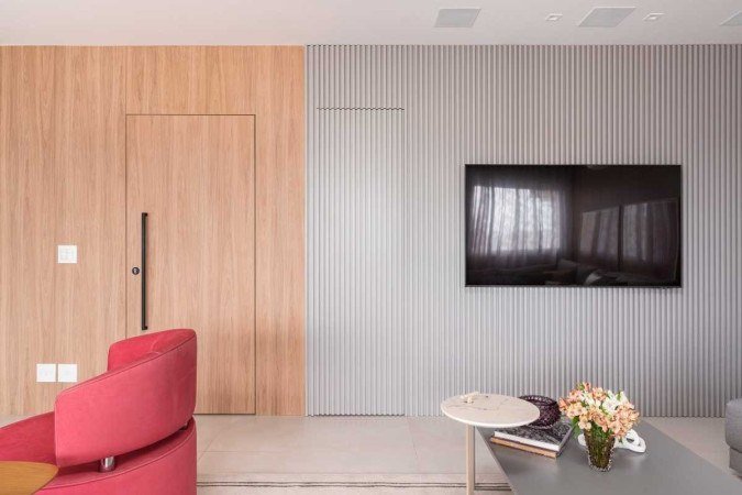  Lavabo escondido por porta mimetizada, criado pelo escrit?rio Spa?o Interior 
