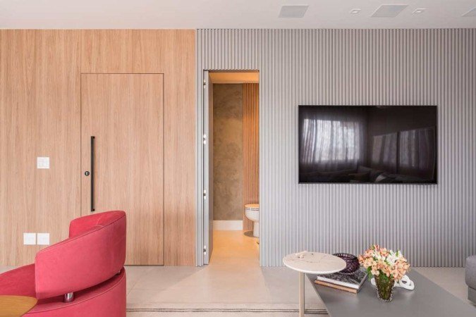 Lavabo escondido por porta mimetizada, criado pelo escritório Spaço Interior 