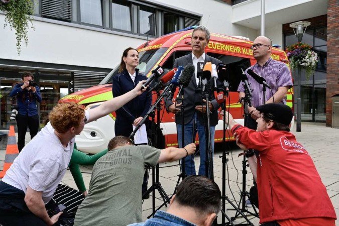 A porta-voz da polícia Kerstin Schroeder, o prefeito de Kleinmachnow Michael Grubert e o Vice-chefe do Escritório de Ordem Pública Alexander Scholz abordam a mídia sobre a busca na área por um animal selvagem à solta, supostamente uma leoa, em 20 de julho de 2023 em Kleinmachnow, a sudoeste de Berlim. - (crédito: Reprodução/ John MACDOUGALL / AFP) A porta-voz da polícia Kerstin Schroeder, o prefeito de Kleinmachnow Michael Grubert e o Vice-chefe do Escritório de Ordem Pública Alexander Scholz abordam a mídia sobre a busca na área por um animal selvagem à solta, supostamente uma leoa, em 20 de julho de 2023 em Kleinmachnow, a sudoeste de Berlim. - (crédito: Reprodução/ John MACDOUGALL / AFP)