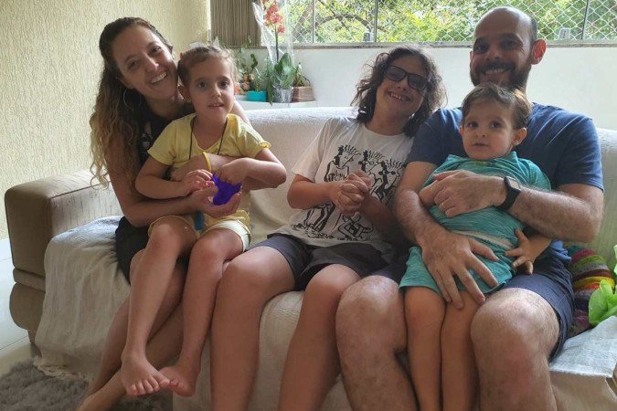 Yvanna luta para dar qualidade de vida e conseguir suporte para os três filhos - (crédito: Arquivo pessoal) Yvanna luta para dar qualidade de vida e conseguir suporte para os três filhos - (crédito: Arquivo pessoal)