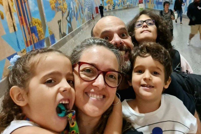 a psicóloga Yvanna Sarmet, 45, move mundos e fundos pelos filhos: Gabriel, 15 anos, nível 1 de suporte; Luíza, 7 anos, nível 2 de suporte; e o mais novo, de 4 anos, que tem altas habilidades/superdotação