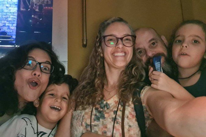 a psicóloga Yvanna Sarmet, 45, move mundos e fundos pelos filhos: Gabriel, 15 anos, nível 1 de suporte; Luíza, 7 anos, nível 2 de suporte; e o mais novo, de 4 anos, que tem altas habilidades/superdotação