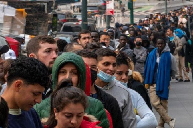 Milhares de imigrantes procuram processar seus documentos em Nova York - (crédito: Getty Images) Milhares de imigrantes procuram processar seus documentos em Nova York - (crédito: Getty Images)