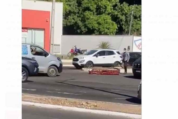 De acordo com testemunhas, o barulho do caixão caindo assustou motoristas e trabalhadores do comércio -  (crédito: Reprodução redes sociais)