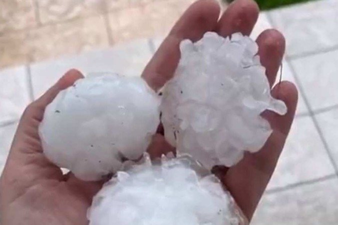 Tempestade com granizo e ventos de 140 km/h deixa 110 feridos na Itália. - (crédito: Reprodução/ Twitter/ zaiapresidente) Tempestade com granizo e ventos de 140 km/h deixa 110 feridos na Itália. - (crédito: Reprodução/ Twitter/ zaiapresidente)