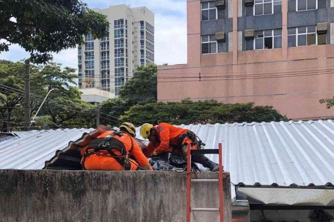 Homem tenta roubar farmácia em BH, fica preso em telhado e morre - (crédito: Reprodução/ Corpo de Bombeiros) Homem tenta roubar farmácia em BH, fica preso em telhado e morre - (crédito: Reprodução/ Corpo de Bombeiros)