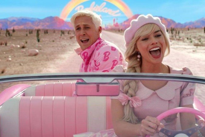 Na estreia do filme em Londres, Margot Robbie usou uma roupa personalizada de Vivienne Westwood inspirada em uma Barbie de 1960 - (crédito: WARNER BROS. PICTURES) Na estreia do filme em Londres, Margot Robbie usou uma roupa personalizada de Vivienne Westwood inspirada em uma Barbie de 1960 - (crédito: WARNER BROS. PICTURES)
