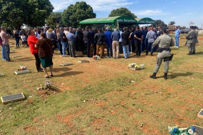 Sepultamento de PM assassinado nesta quinta-feira em Goiás - (crédito: Acervo Pessoal/Familiares) Sepultamento de PM assassinado nesta quinta-feira em Goiás - (crédito: Acervo Pessoal/Familiares)