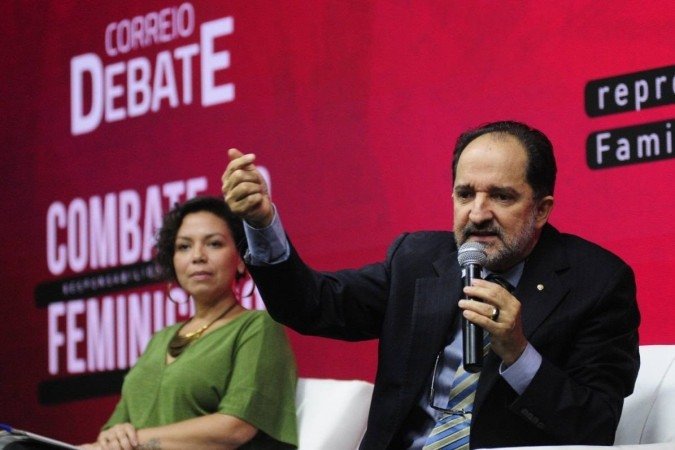  Ben- Hur Viza representante do juizado de violência doméstica e familiar contra as mulheres do núcleo Bandeirante,  falando no evento 