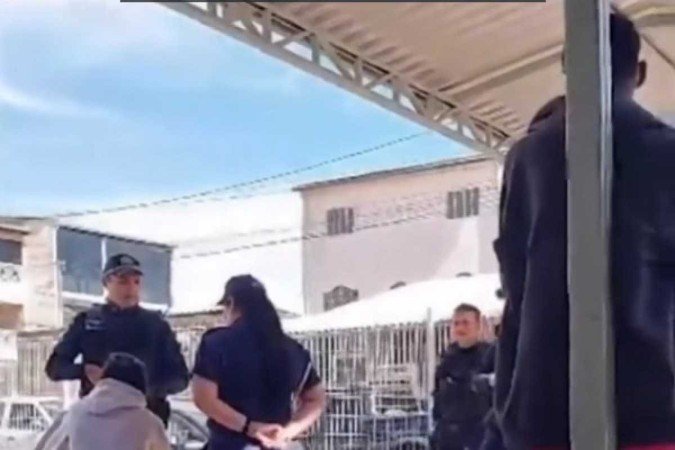 Paciente é presa por tentar esfaquear enfermeira na UBS 12 de Samambaia Norte - (crédito: Reprodução/Redes sociais) Paciente é presa por tentar esfaquear enfermeira na UBS 12 de Samambaia Norte - (crédito: Reprodução/Redes sociais)