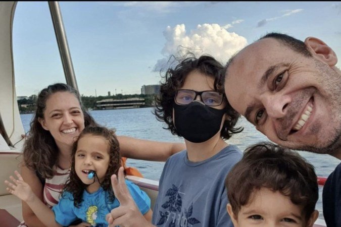 a psicóloga Yvanna Sarmet, 45, move mundos e fundos pelos filhos: Gabriel, 15 anos, nível 1 de suporte; Luíza, 7 anos, nível 2 de suporte; e o mais novo, de 4 anos, que tem altas habilidades/superdotação