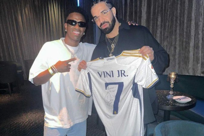 Drake ganha camisa autografada de Vini Jr.: ‘Para o número um’ - (crédito: Reprodução/ Instagram) Drake ganha camisa autografada de Vini Jr.: ‘Para o número um’ - (crédito: Reprodução/ Instagram)
