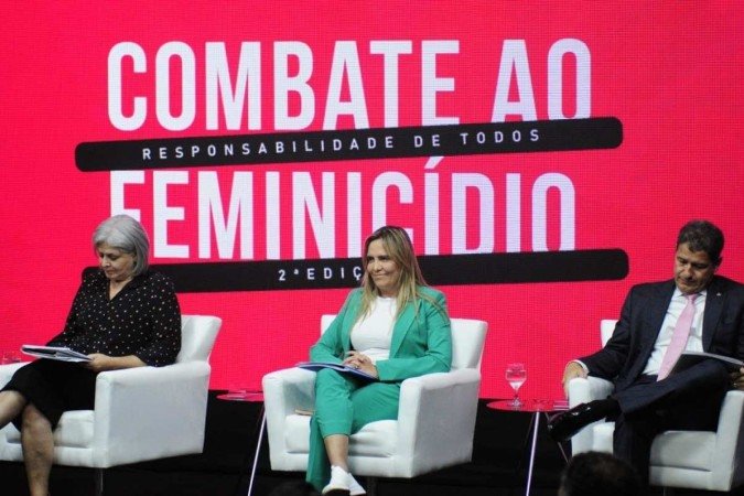 Denise Motta, Celina Leão e Sandro Avelar no seminário 'Combate ao feminicídio: uma responsabilidade de todos' - (crédito: Minervino Júnior/CB/D.A. Press) Denise Motta, Celina Leão e Sandro Avelar no seminário 'Combate ao feminicídio: uma responsabilidade de todos' - (crédito: Minervino Júnior/CB/D.A. Press)