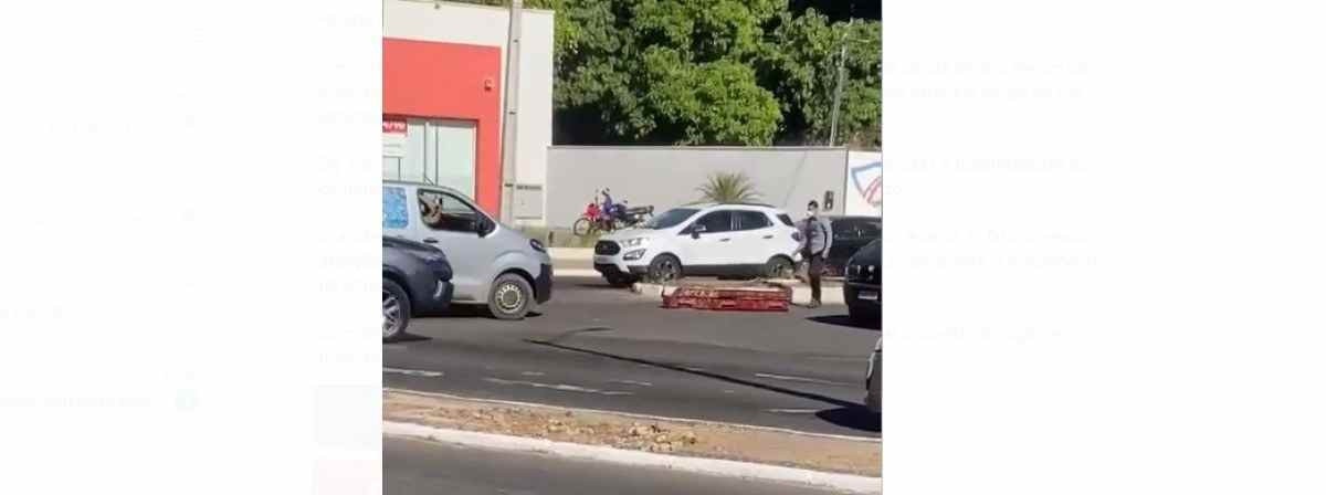 Caixão com corpo cai de carro funerário no meio da rua em Teresina