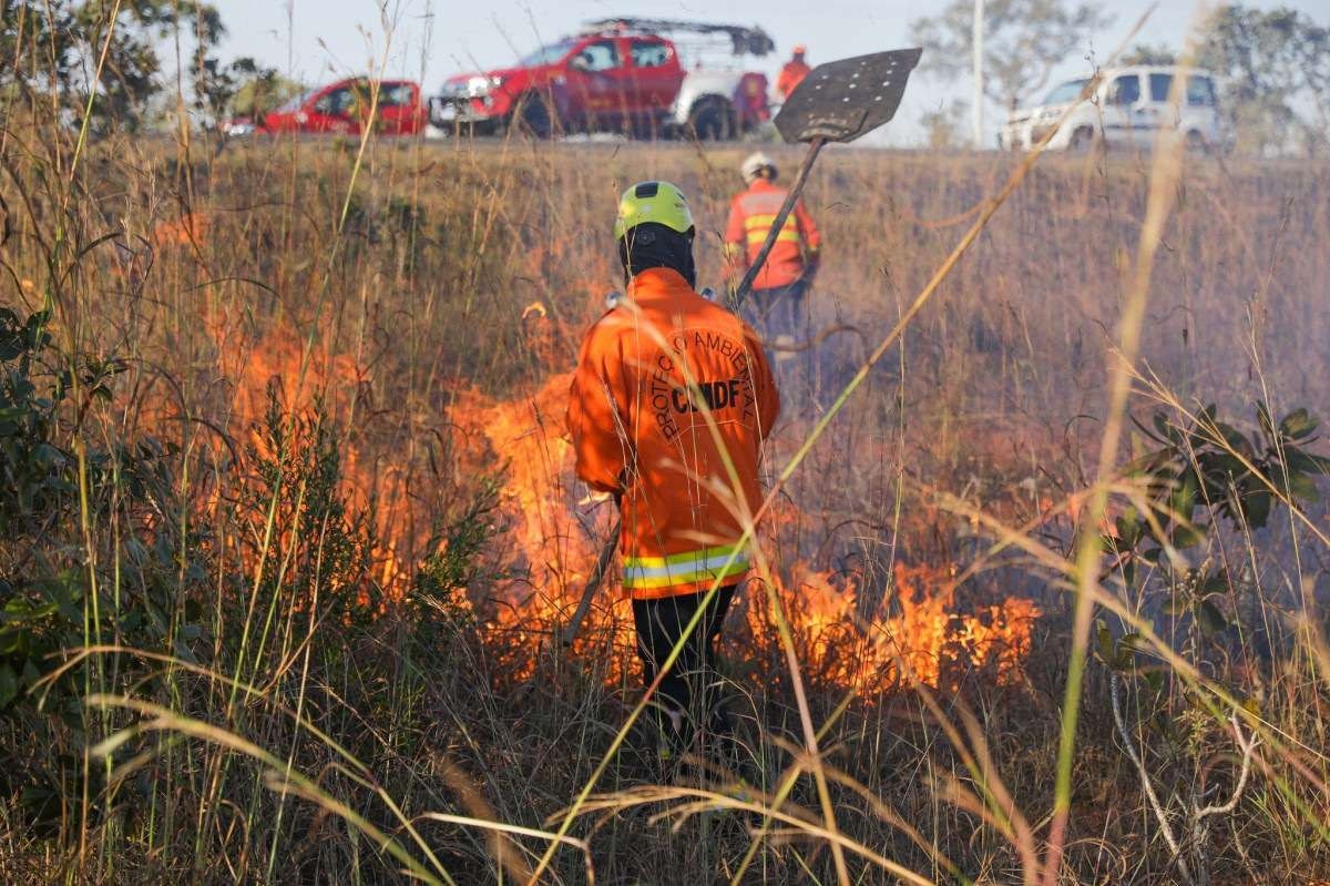 DF emite alerta para queimadas até o fim do período de seca na região