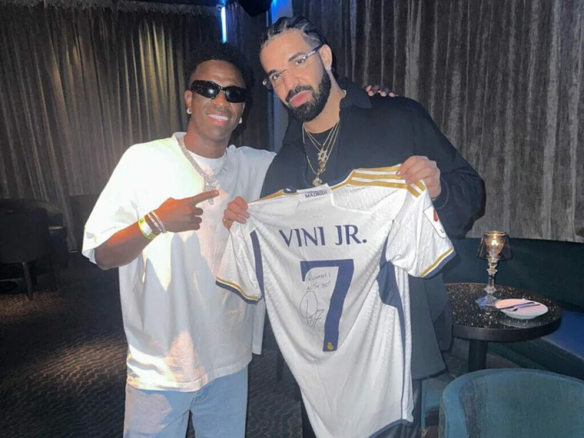 Drake ganha camisa autografada de Vini Jr.: 
