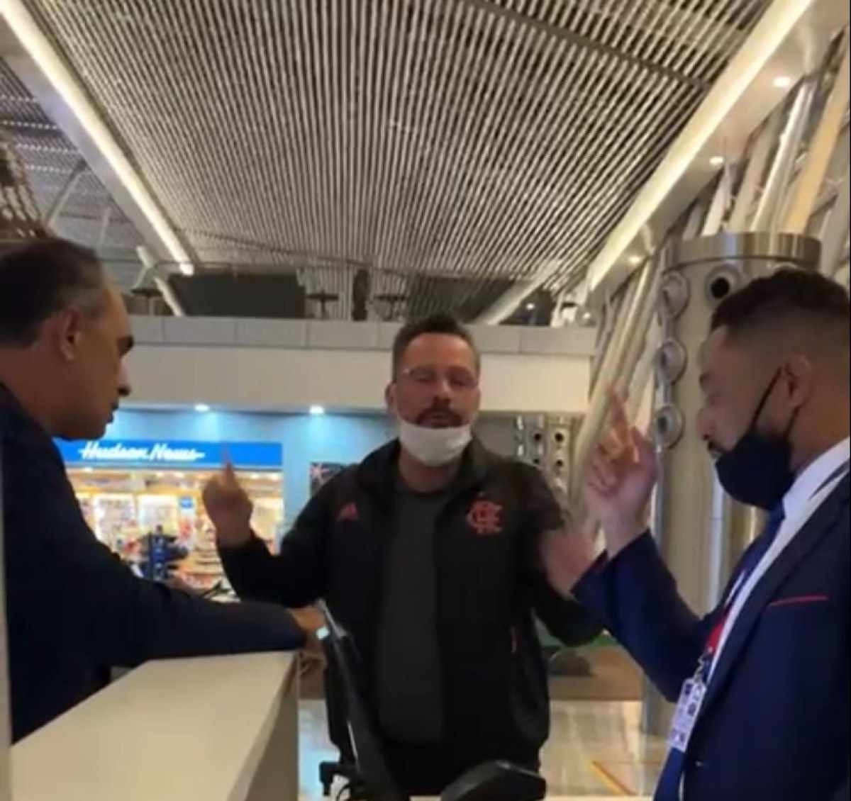 Vídeo mostra senador bolsonarista brigando no aeroporto JK