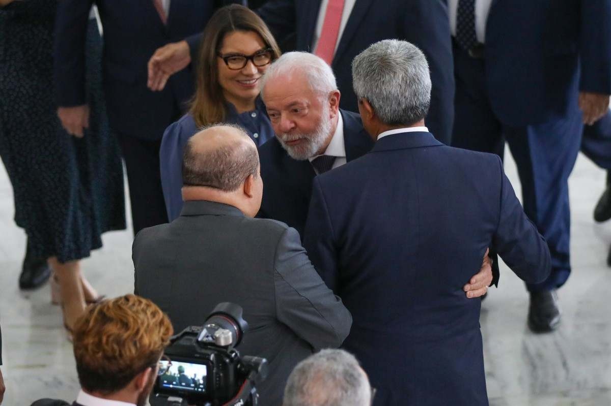 Reajuste une Lula, Ibaneis e forças de segurança em cerimônia no Planalto