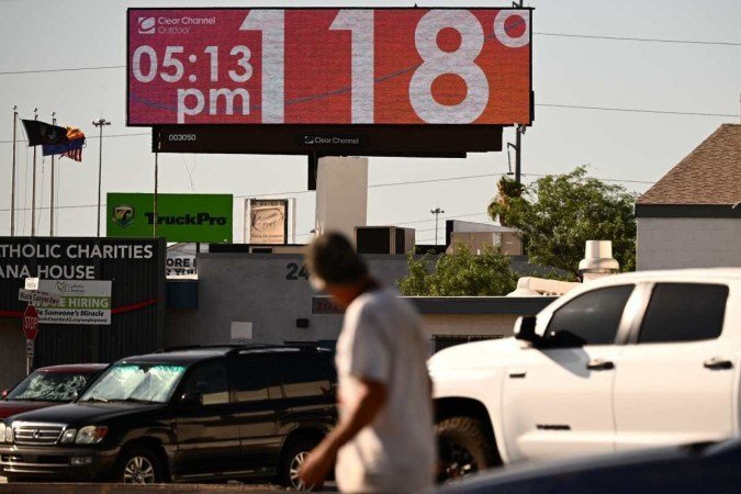 Em Phoenix, no Arizona termômetros bateram 118°F equivalente a 47,78°C - (crédito: Patrick T. Fallon / AFP) Em Phoenix, no Arizona termômetros bateram 118°F equivalente a 47,78°C - (crédito: Patrick T. Fallon / AFP)
