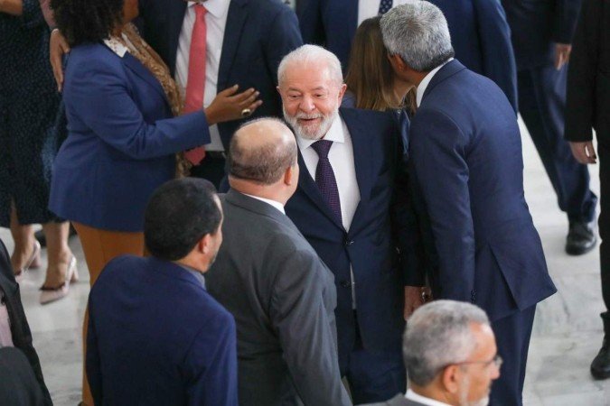 Autoridades do DF estiveram presente em solenidade que tratou sobre o reajuste das forças de segurança do DF. Na foto, o presidente da República Luiz Inácio Lula da Silva e o governador do DF, Ibaneis Rocha