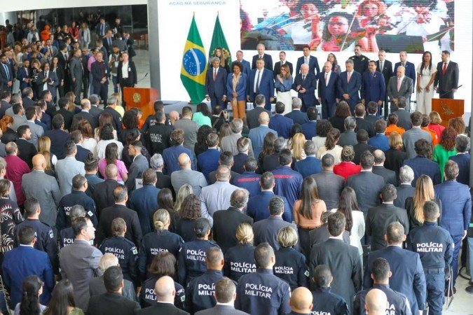 Autoridades do DF estiveram presente em solenidade que tratou sobre o reajuste das forças de segurança do DF - (crédito: Renato Alves/Agência Brasília) Autoridades do DF estiveram presente em solenidade que tratou sobre o reajuste das forças de segurança do DF - (crédito: Renato Alves/Agência Brasília)