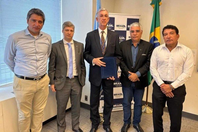 Portinho, Van Hatten, Girão e Malta com Danese (C). Documento que levaram deveria ser entregue em Genebra - (crédito: Reprodução/Redes sociais)