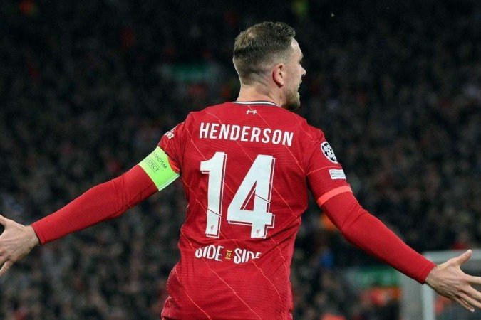 Capitão do Liverpool, Jordan Henderson decide deixar a equipe rumo à Arábia -  (crédito: Peter Powell/AFP)