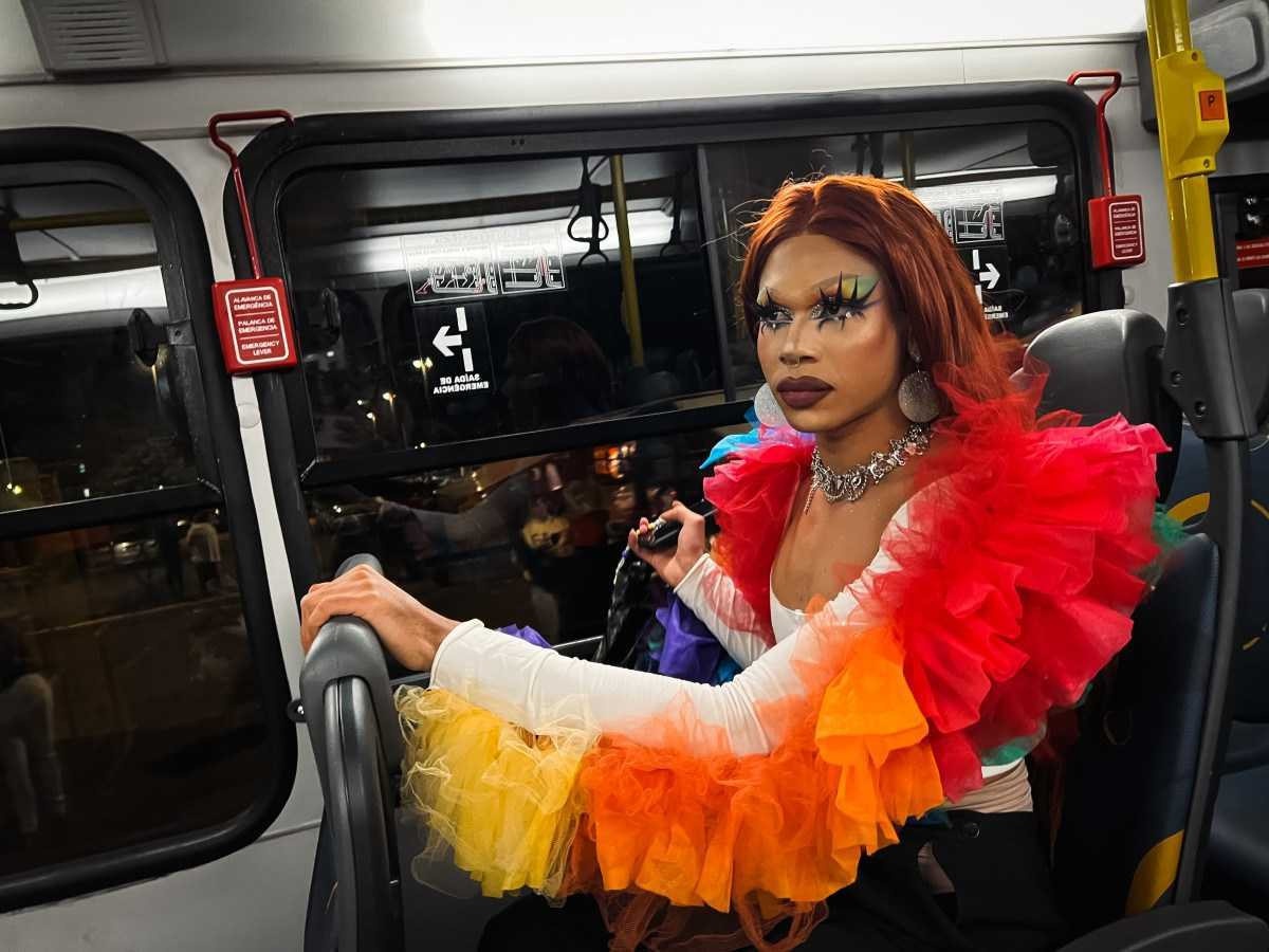 Drag queen Bessha Loka pega dois ônibus e um metrô para chegar ao trabalho