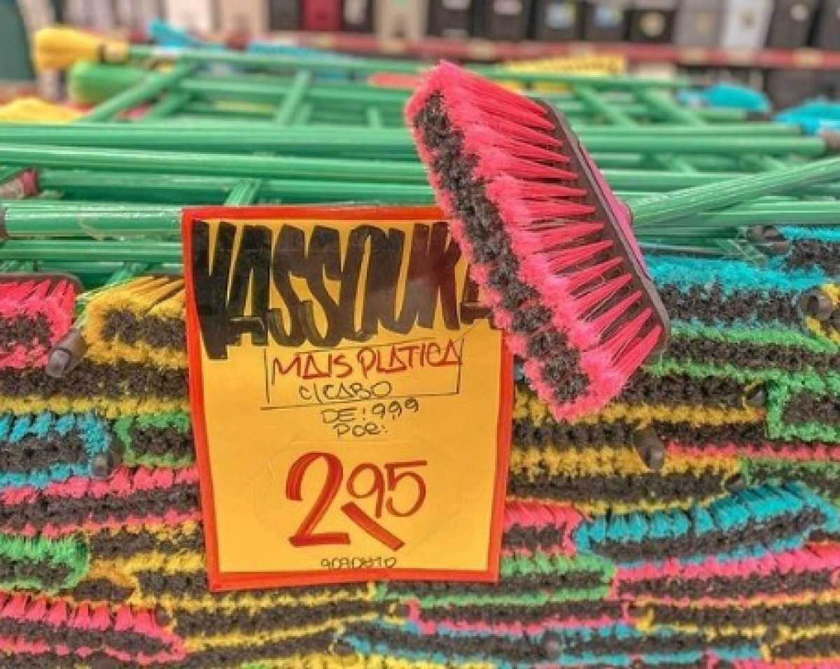 Vassouras estavam sendo vendidas a R$ 2,95