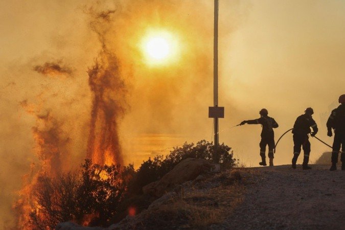 Incêndio florestal perto de Atenas, na onda de calor que afeta o Hemisfério Norte - (crédito: Reuters) Incêndio florestal perto de Atenas, na onda de calor que afeta o Hemisfério Norte - (crédito: Reuters)