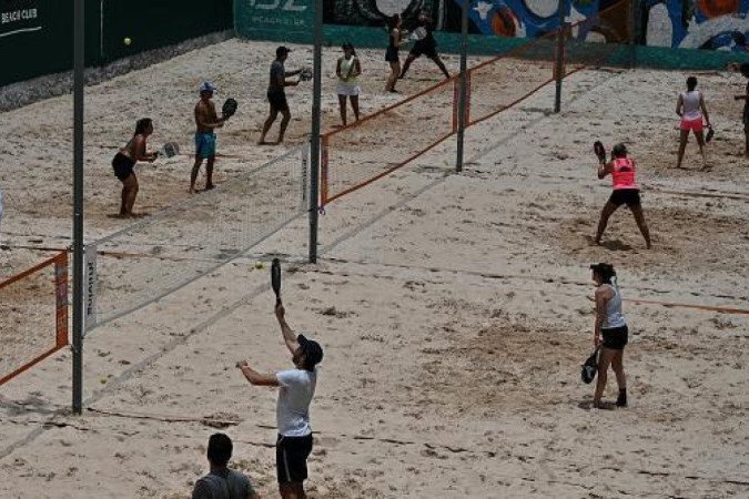 Praticantes de <em>beach tennis</em> em clube em São Paulo, uma das cidades não litorâneas do Brasil onde o esporte virou febre - (crédito: NELSON ALMEIDA/AFP via Getty Images) Praticantes de <em>beach tennis</em> em clube em São Paulo, uma das cidades não litorâneas do Brasil onde o esporte virou febre - (crédito: NELSON ALMEIDA/AFP via Getty Images)