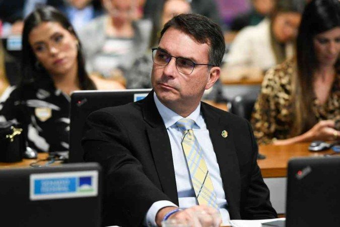 Flávio Bolsonaro critica novo decreto de armas: 'Bandidagem agradece' - (crédito: EM Política) Flávio Bolsonaro critica novo decreto de armas: 'Bandidagem agradece' - (crédito: EM Política)
