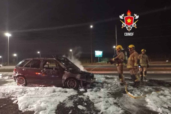 Carro incendiado congestiona trânsito na saída de Brasília - (crédito: CBMDF) Carro incendiado congestiona trânsito na saída de Brasília - (crédito: CBMDF)